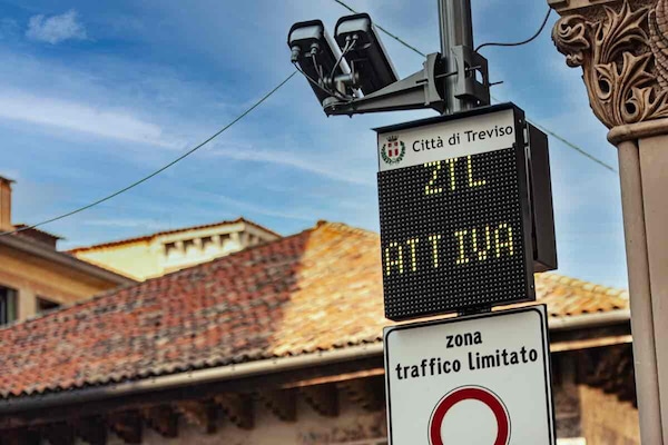 Ztl Quadrilatero rinviata: niente multe fino a settembre, ma restano le polemiche
