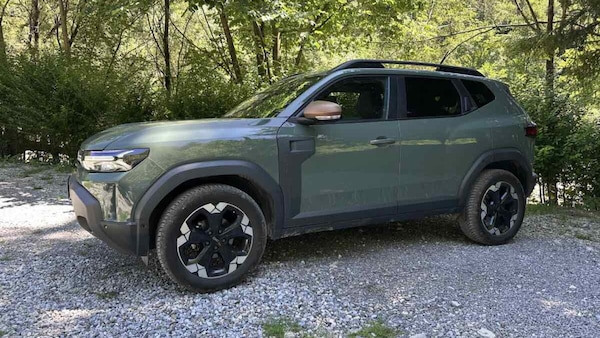 Dacia Duster 2025: il SUV che unisce città e natura, senza compromessi