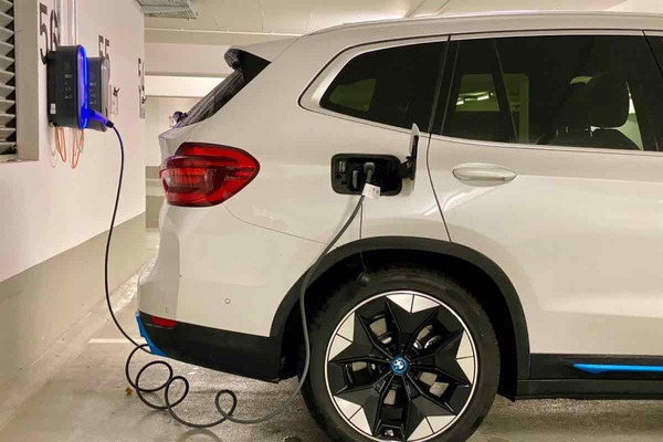 Cina, stop al “one-pedal” per le auto elettriche: dal 2027 vietato l’uso predefinito