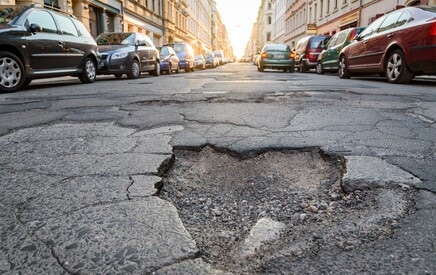 Strade distrutte e cittadini ignorati: il Comune di Milano nega 98 risarcimenti su 100