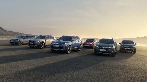 Dacia, l'ambizione di 700 mila auto vendute e l'incremento dell'offerta ibrida