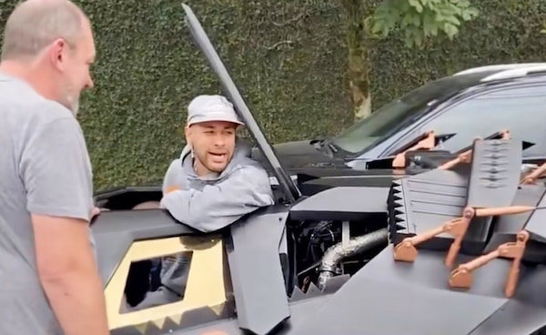 Neymar re della notte con la Batmobile da 1,3 milioni di euro