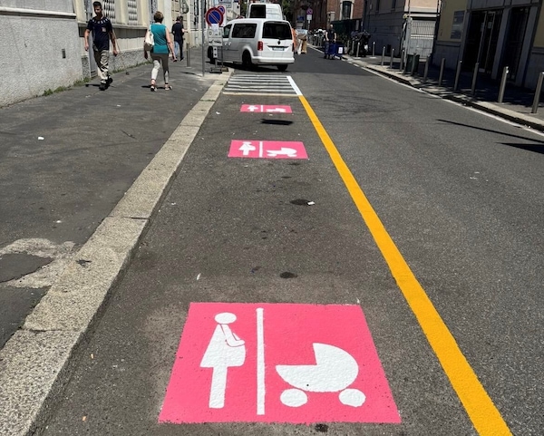 Milano, arrivano gli stalli rosa: mobilità più giusta per mamme e papà (e gli altri?)