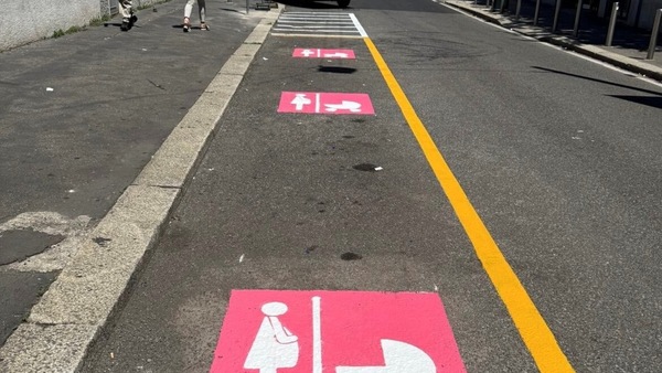 Milano, arrivano gli stalli rosa: mobilità più giusta per mamme e papà (e gli altri?)