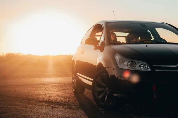 Come raffreddare subito l’auto bollente: il metodo della portiera spiegato dalla scienza