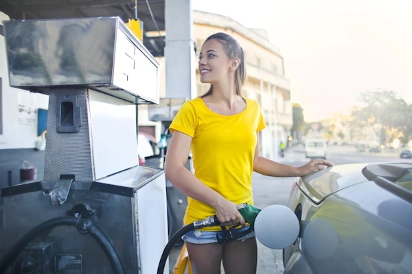 Estate 2025, benzina alle stelle, Italia tra i 5 più cari d’Europa