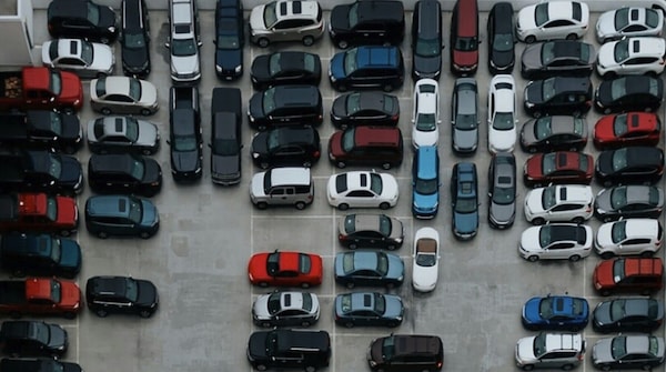 Mercato auto ancora in frenata a luglio, crescono elettriche e ibride plug-in