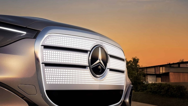 Mercedes GLC, primo teaser del frontale che cambia il design