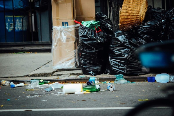 Nuove sanzioni per chi getta rifiuti dal finestrino: multe e arresti da record