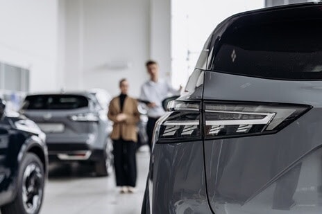 Prezzo e alimentazione guidano la scelta dell’auto in Italia