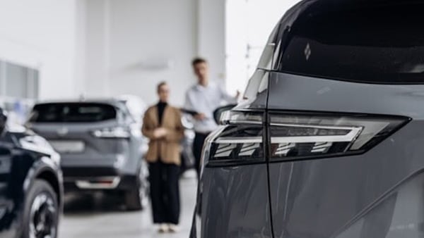 Prezzo e alimentazione guidano la scelta dell’auto in Italia