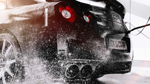 Lavaggio auto: a mano o nei rulli? Tutta la verità su vantaggi e rischi