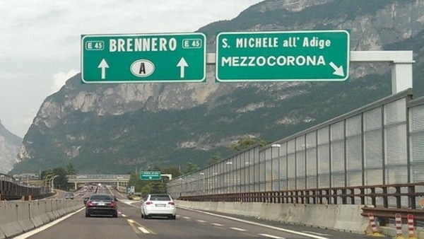 Incredibile sull'Autostrada A22: un padre dimentica le figlie in autogrill