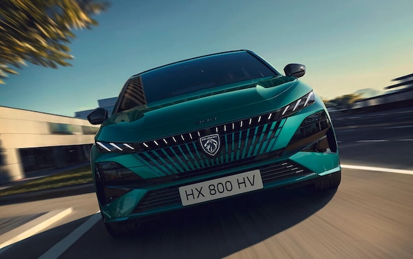 Peugeot 308 restyling 2025, cambia il look e conferma il Diesel