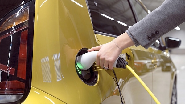 Auto elettriche in stallo: 4 automobilisti su 5 scelgono endotermico