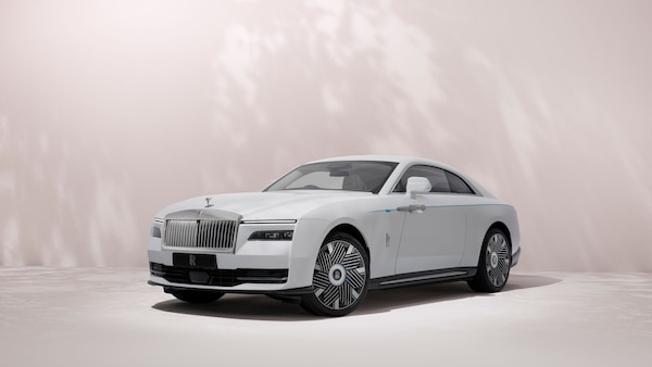 Rolls-Royce Spectre Primavera, lusso floreale e ... 5000 stelle