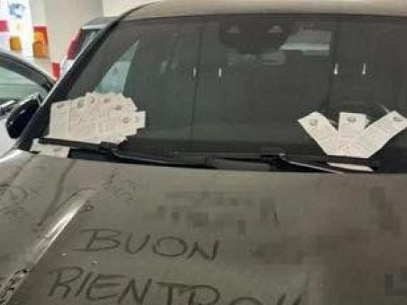 Orio, auto lasciata un mese al parcheggio dell’Oriocenter: raffica di multe e insulti