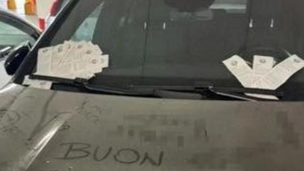 Orio, auto lasciata un mese al parcheggio dell’Oriocenter: raffica di multe e insulti