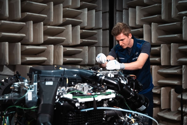 BMW non molla, nel 2028 la prima auto a idrogeno di serie