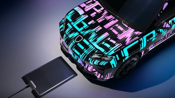 Porsche, la ricarica della batteria è senza fili: come funziona il Wireless Charing