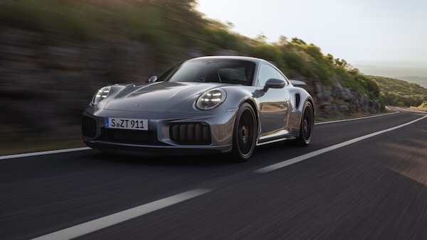 Nuova Porsche 911 Turbo S, il T-Hybrid "raddoppia" e vola al Nurburgring