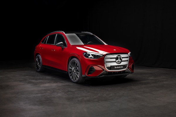 Mercedes GLC elettrica, la stella con il maxi schermo