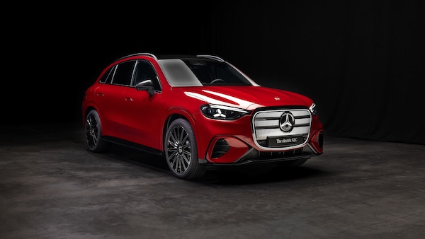 Mercedes GLC elettrica, la stella con il maxi schermo