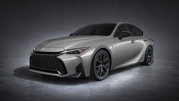 Lexus IS, la berlina sportiva si reinventa con un restyling profondo