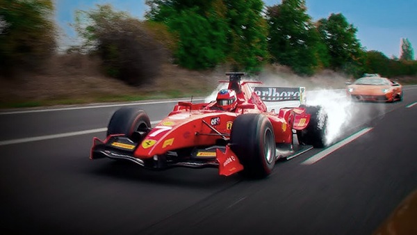 Sfrecciava dal 2019 con una (finta) Ferrari da F1, arrestato 51enne