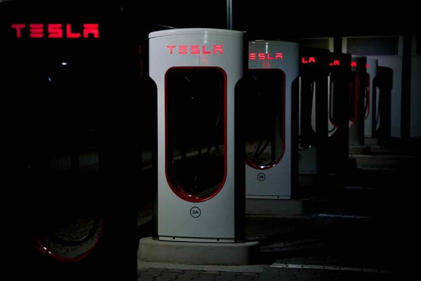 Tesla vende i Supercharger alle aziende: rivoluzione nella ricarica