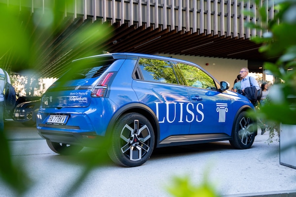 Renault, al via la flotta di R5 elettriche per il car sharing Luiss