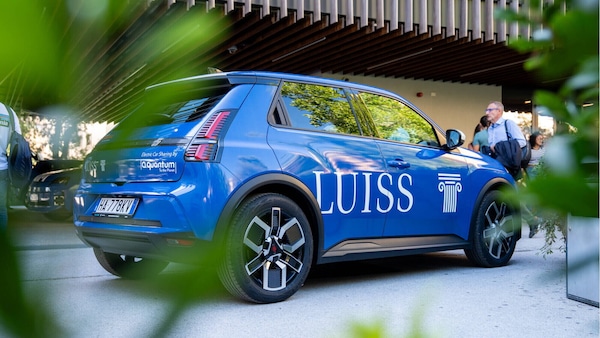 Renault, al via la flotta di R5 elettriche per il car sharing Luiss