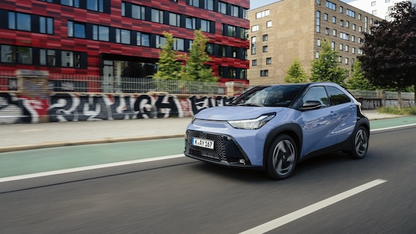 Toyota Aygo X, la full hybrid su strada