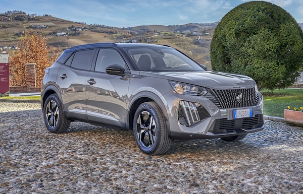 Peugeot e-2008 elettrica con incentivi 2025: anticipo 0 e rate da 149 euro