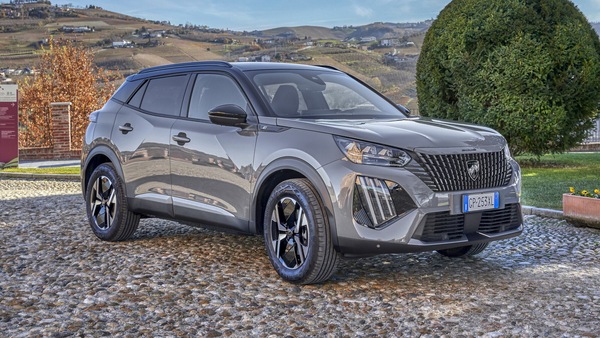 Peugeot e-2008 elettrica con incentivi 2025: anticipo 0 e rate da 149 euro