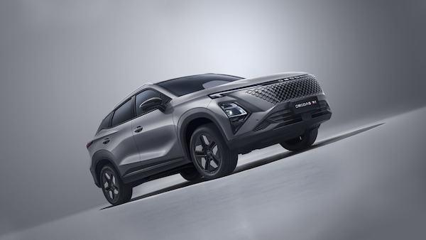 Omoda 5 ora è anche ibrida