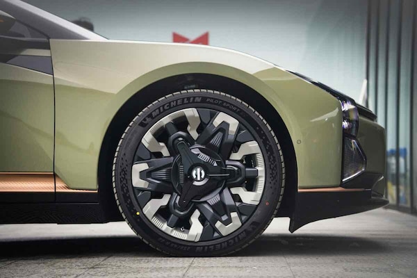 Automotive sotto assedio: mercato debole, cinesi aggressivi e norme incerte