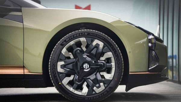 Automotive sotto assedio: mercato debole, cinesi aggressivi e norme incerte