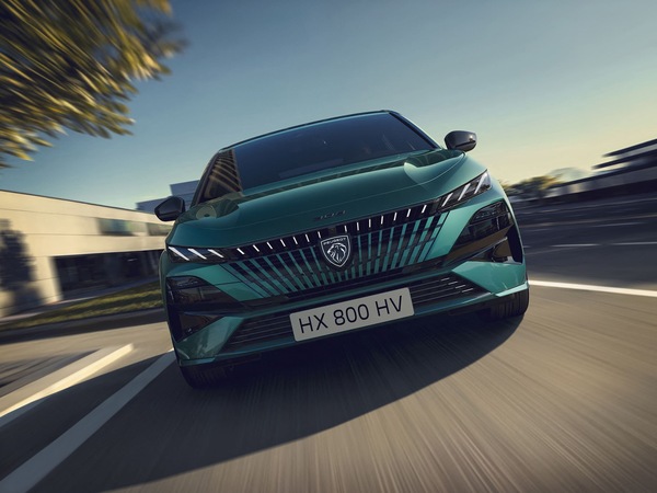 Peugeot 308 restyling, motori ibridi ed elettrici, dotazioni e prezzi