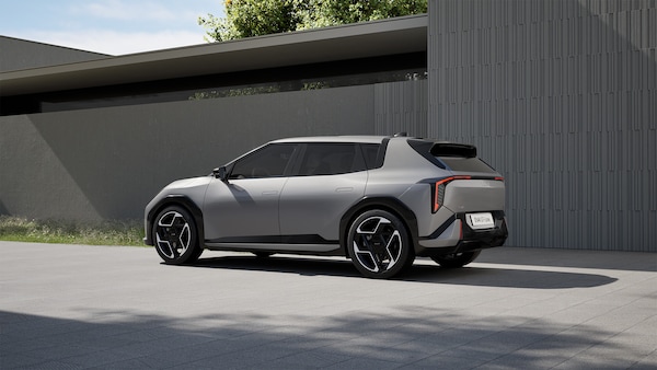 Kia EV4, la famiglia delle elettriche si allarga con una nuova hatchback