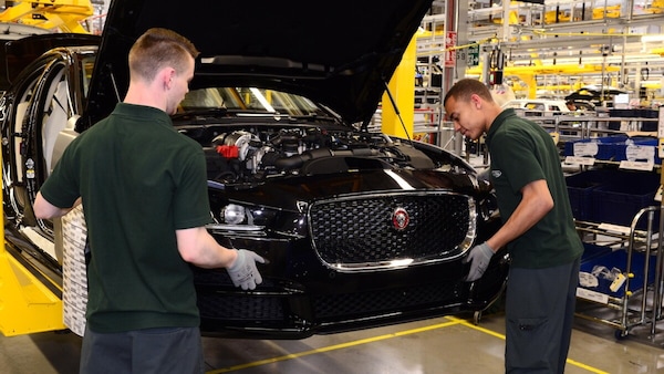 Jaguar Land Rover, ancora ferma la produzione: ecco fino a quando
