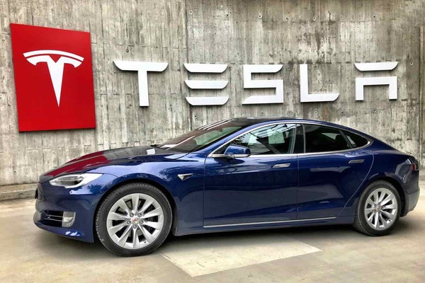 Tesla in calo del 23%, Volkswagen guida le auto elettriche in Europa