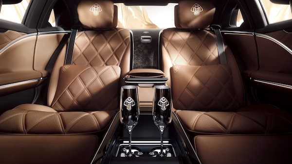 Le foto dell'esclusiva Mercedes-Maybach V12