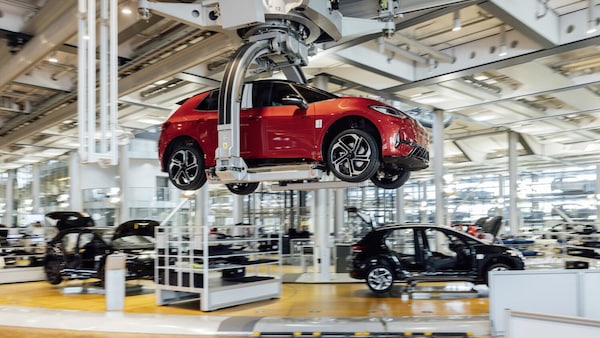 Volkswagen, stop alla produzione: la domanda sulle elettriche è debole