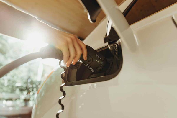 Mobilità elettrica in Italia: interesse alto, ma trasformare la domanda in vendite resta una sfida