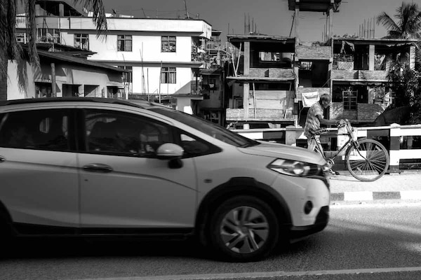 Rc auto 2025: premi medi a 415 euro, Napoli la più cara
