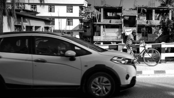 Rc auto 2025: premi medi a 415 euro, Napoli la più cara