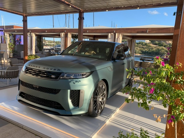 Range Rover 52 Super Series: A Porto Cervo l'eccellenza nautica sposa il lusso automobilistico