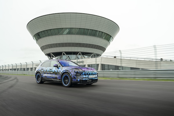 Porsche Cayenne elettrica, il Suv che va come una sportiva