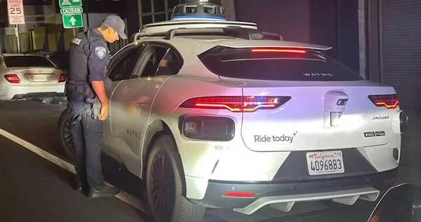 Auto autonoma “sfugge” al posto blocco: chi paga se guida l’intelligenza artificiale?